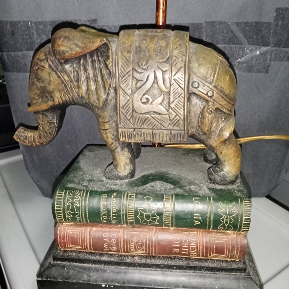 Elephant on stacked books lamp - Picture 7 of 7